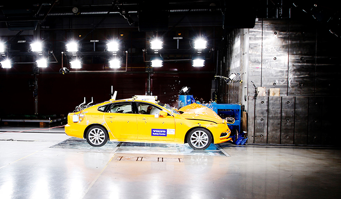 Два десятилетия на службе спасения жизней: Центру безопасности Volvo Cars исполняется 20 лет